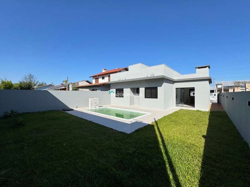 Casa a poucos metros do centro com piscina.