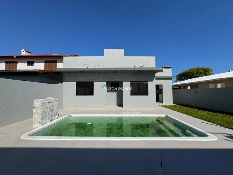 Casa a poucos metros do centro com piscina.: 2ª foto da galeria de imagens do imóvel