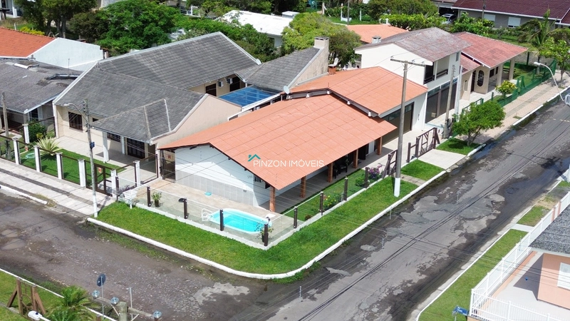 CASA COM PISCINA A 300 METROS DA PRAIA