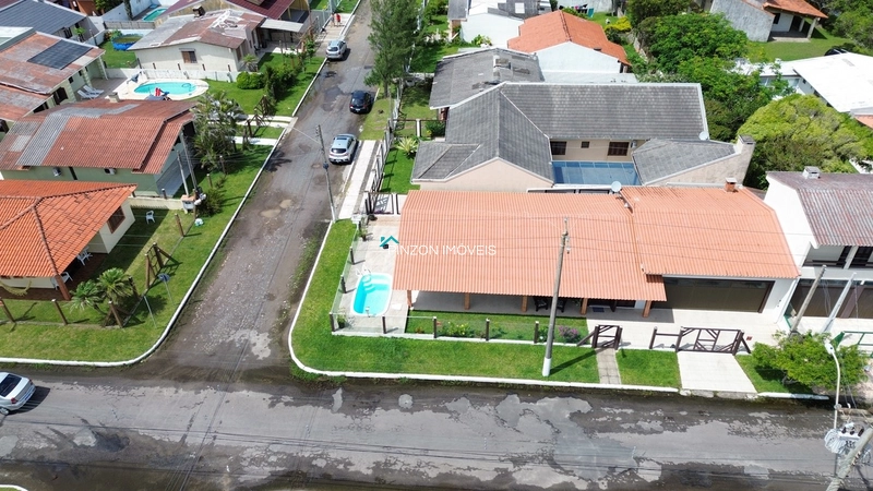 CASA COM PISCINA A 300 METROS DA PRAIA: 2ª foto da galeria de imagens do imóvel