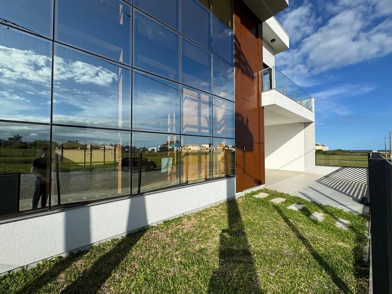 SOBRADO DE LUXO A APENAS 150 METROS DO MAR EM ARROIO DO SAL!: 2ª foto da galeria de imagens do imóvel