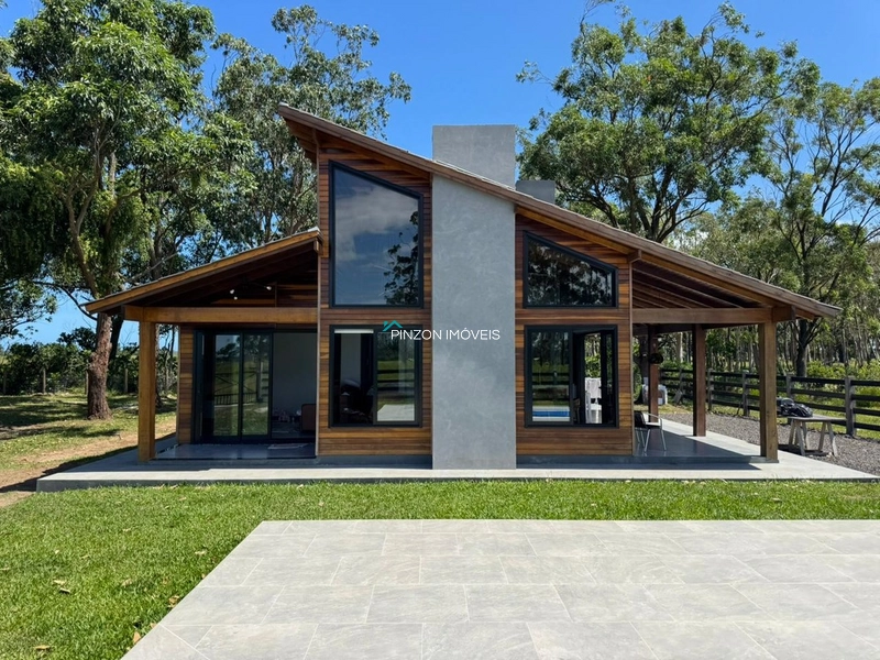 Casa mobiliada e decorada em frente a Lagoa!