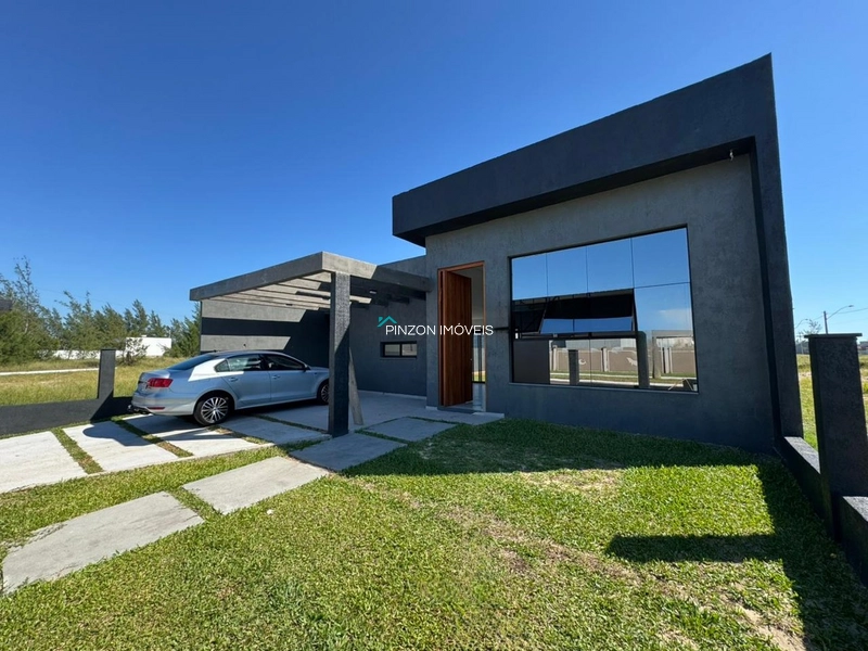 CASA EM AVENIDA ASFALTADA