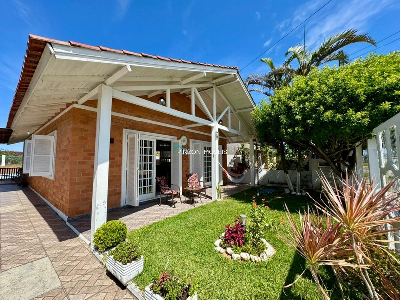 CASA COM PISCINA.: 1ª foto da galeria de imagens do imóvel