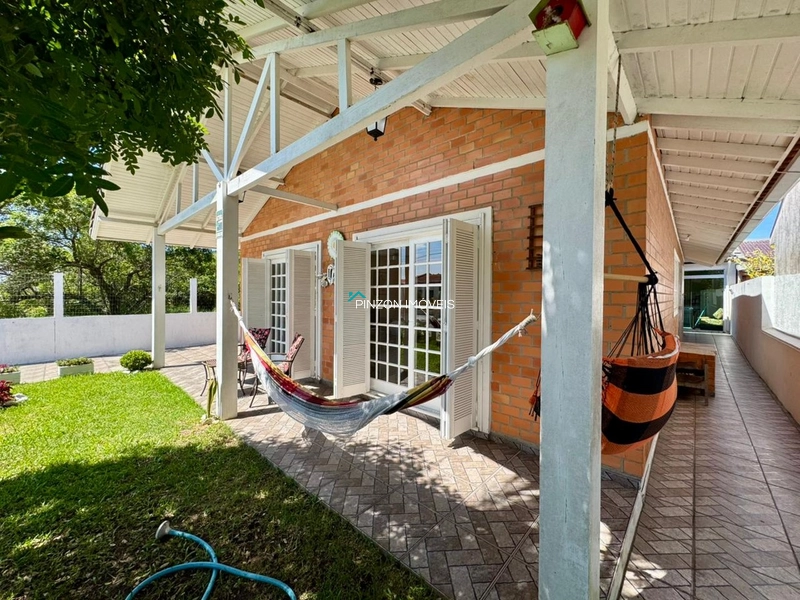 CASA COM PISCINA.: 3ª foto da galeria de imagens do imóvel