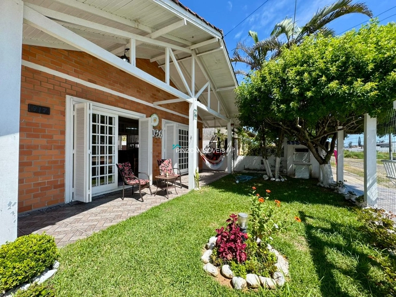 CASA COM PISCINA.: 2ª foto da galeria de imagens do imóvel