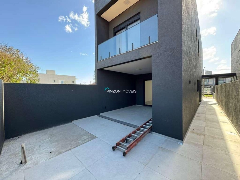 SOBRADO GEMINADO A 150M DA PRAIA: 3ª foto da galeria de imagens do imóvel