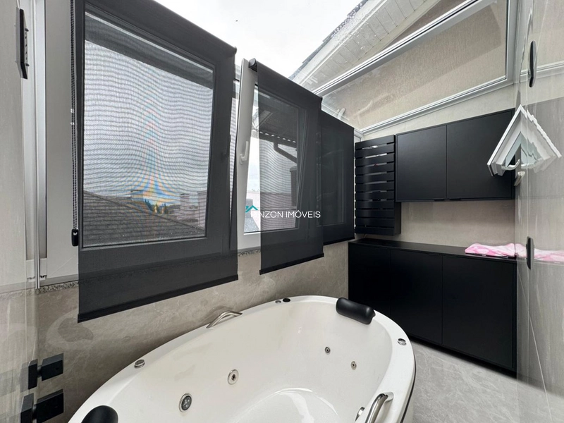 SOBRADO A 150 METROS DA PRAIA: 1ª foto da galeria de imagens do imóvel