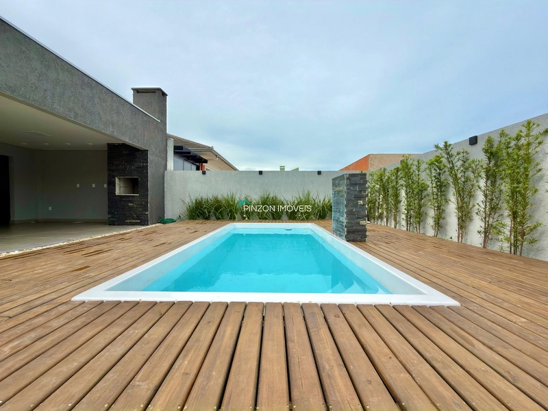 CASA COM PISCINA À 300 METROS DA PRAIA: 3ª foto da galeria de imagens do imóvel