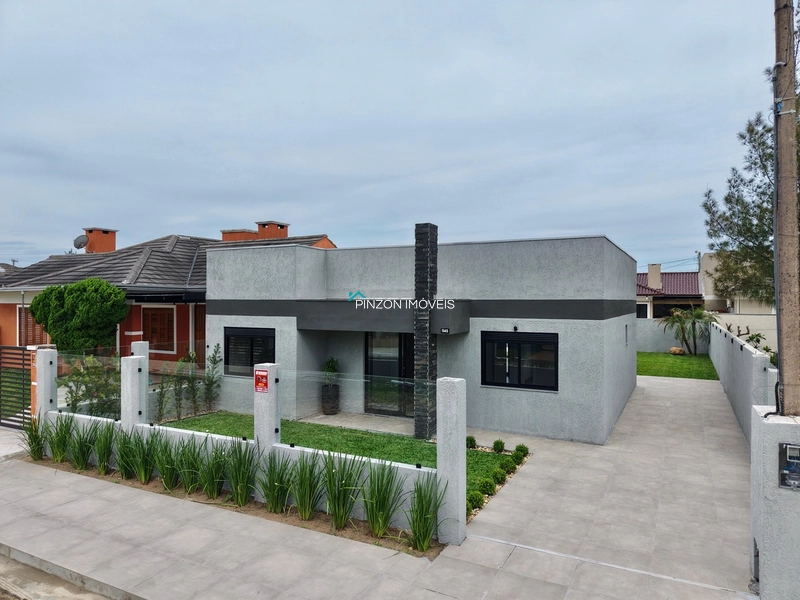 CASA COM PISCINA À 300 METROS DA PRAIA