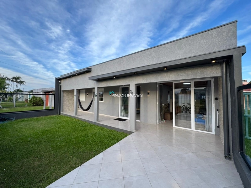 CASA A 50 METROS DO CENTRO DE ATLÂNTIDA SUL: 1ª foto da galeria de imagens do imóvel