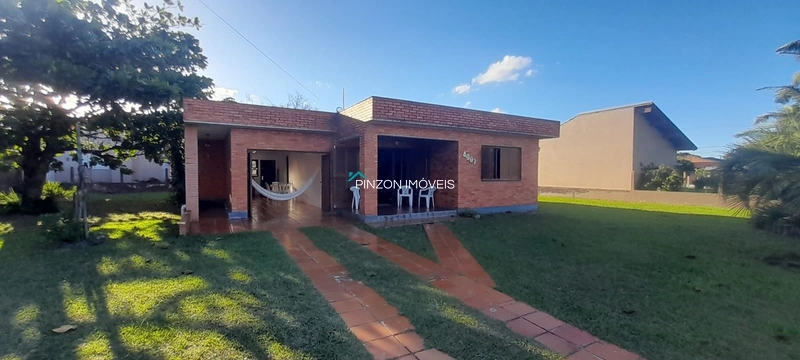 Casa com 3 terrenos no Balneário Jardim Olivia, na Av. principal.