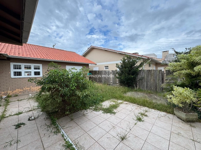 CASA A 50M DA PRAIA EM ATLÂNTIDA SUL: 3ª foto da galeria de imagens do imóvel