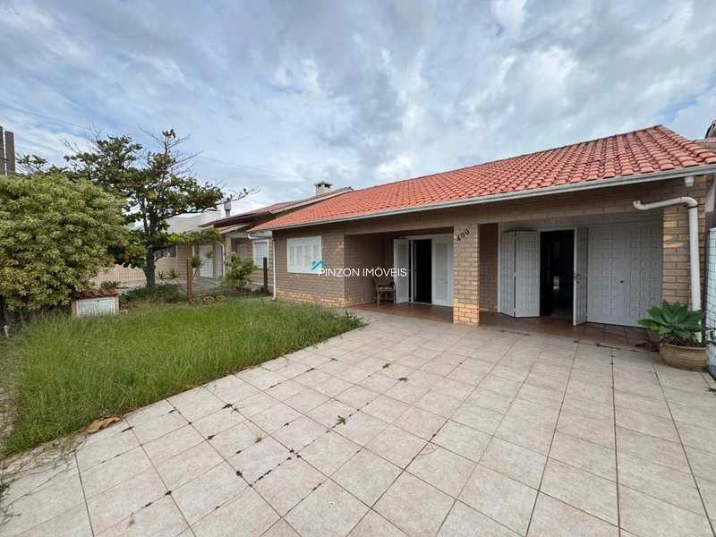 CASA A 50M DA PRAIA EM ATLÂNTIDA SUL: 1ª foto da galeria de imagens do imóvel