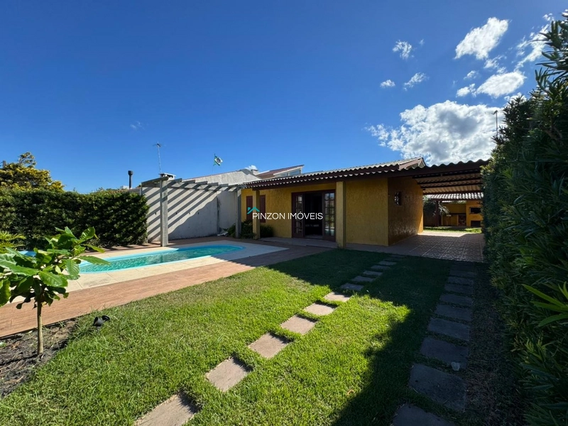 CASA COM PISCINA.: 2ª foto da galeria de imagens do imóvel