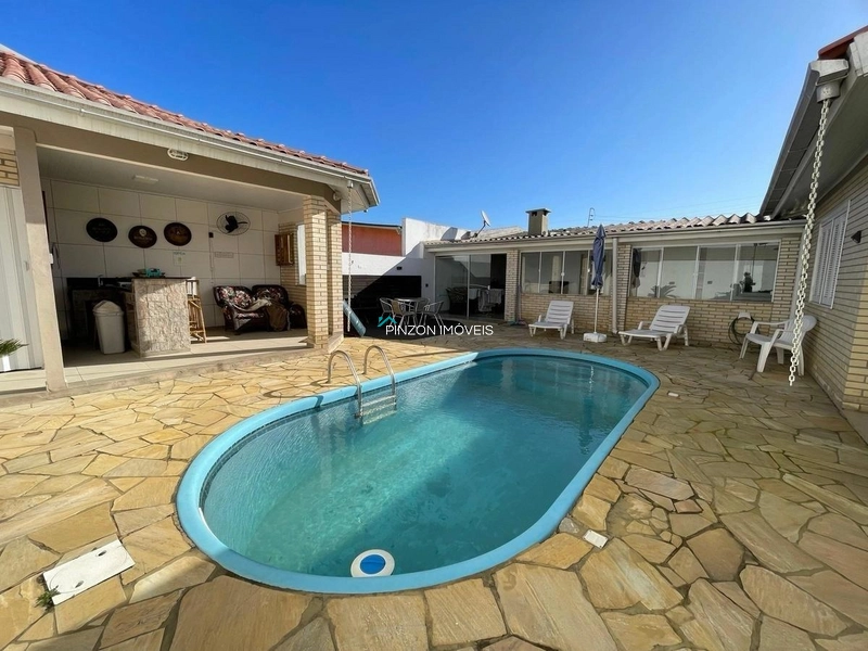 IMOVEL COM PISCINA A 350M DA PRAIA