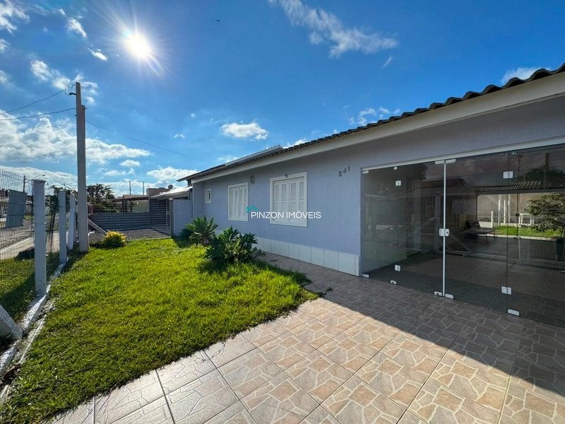 Casa com Piscina á 300 metros da praia.: 1ª foto da galeria de imagens do imóvel