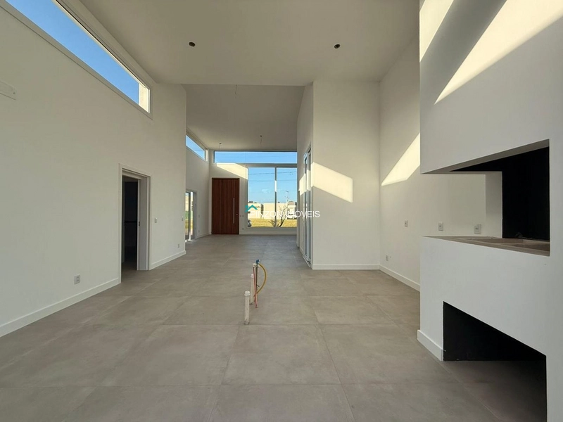 BELA CASA TÉRREA EM CONDOMÍNIO FECHADO NA PRAIA: 4ª foto da galeria de imagens do imóvel