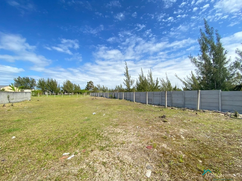 Terrenos com 900m².: 3ª foto da galeria de imagens do imóvel