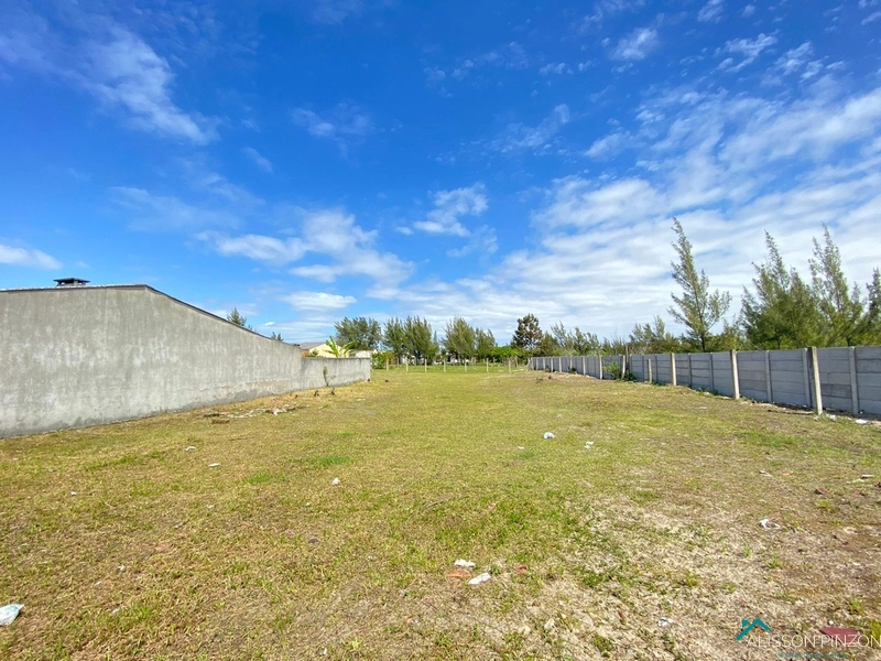 Terrenos com 900m².: 1ª foto da galeria de imagens do imóvel