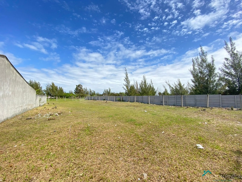 Terrenos com 900m².: 2ª foto da galeria de imagens do imóvel