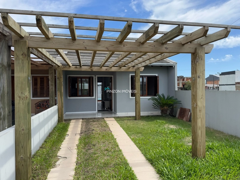 CASA COM PISCINA EM ATLÂNTIDA SUL: 2ª foto da galeria de imagens do imóvel