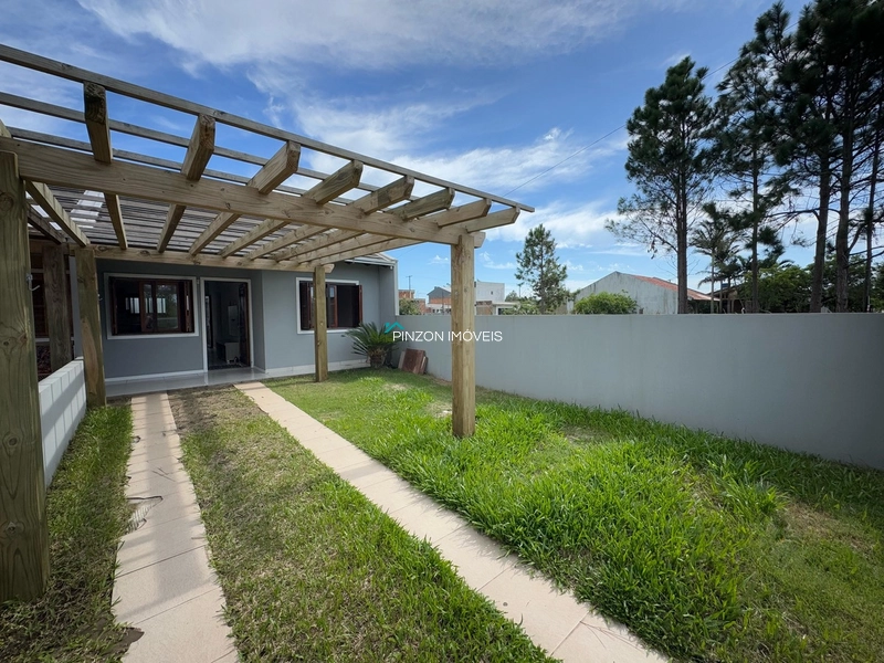 CASA COM PISCINA EM ATLÂNTIDA SUL: 1ª foto da galeria de imagens do imóvel
