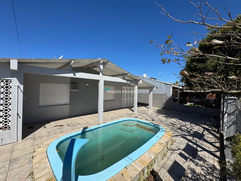 CASA COM PISCINA EM ATLÂNTIDA SUL: 1ª foto da galeria de imagens do imóvel