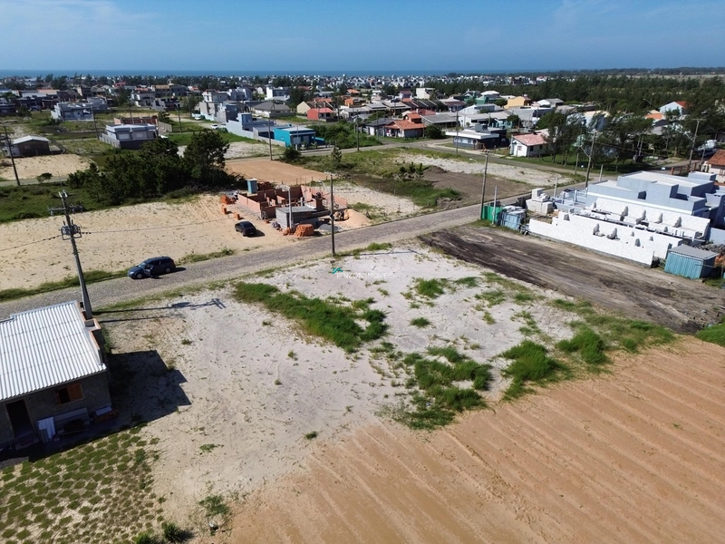 Terrenos com 600m² de área total.: 1ª foto da galeria de imagens do imóvel