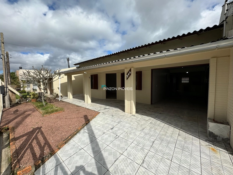 Casa localizada próxima a avenida principal de Atlântida Sul.: 3ª foto da galeria de imagens do imóvel