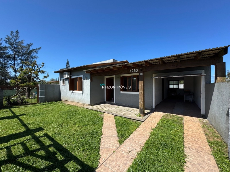 CASA COM PISCINA EM ATLÂNTIDA SUL: 1ª foto da galeria de imagens do imóvel