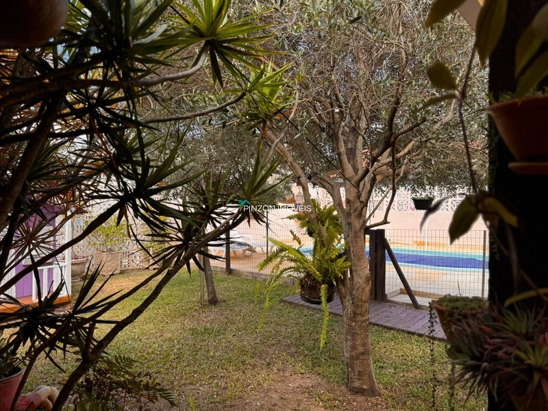 CASA COM DOIS TERRENOS E PISCINA A 50M DA PRAIA: 3ª foto da galeria de imagens do imóvel