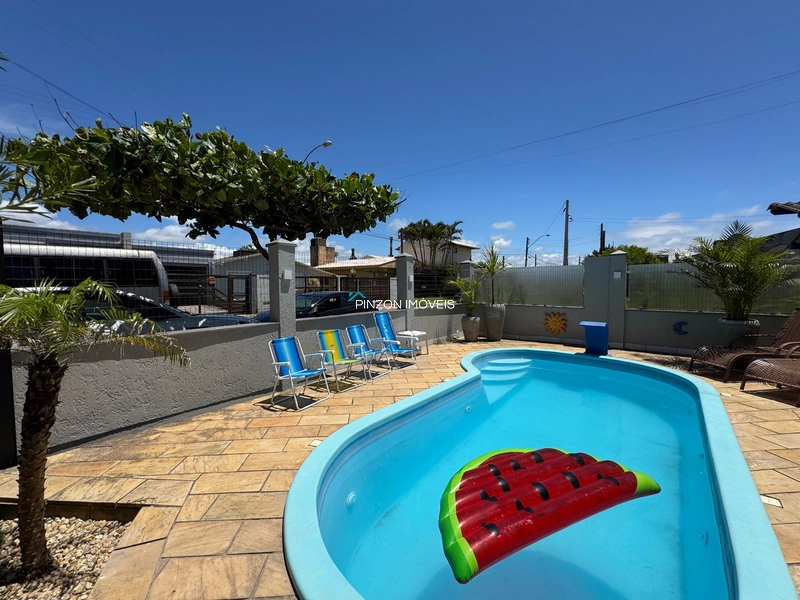 CASA COM PISCINA PRÓXIMA AO CENTRO DE ATLÂNTIDA SUL: 3ª foto da galeria de imagens do imóvel