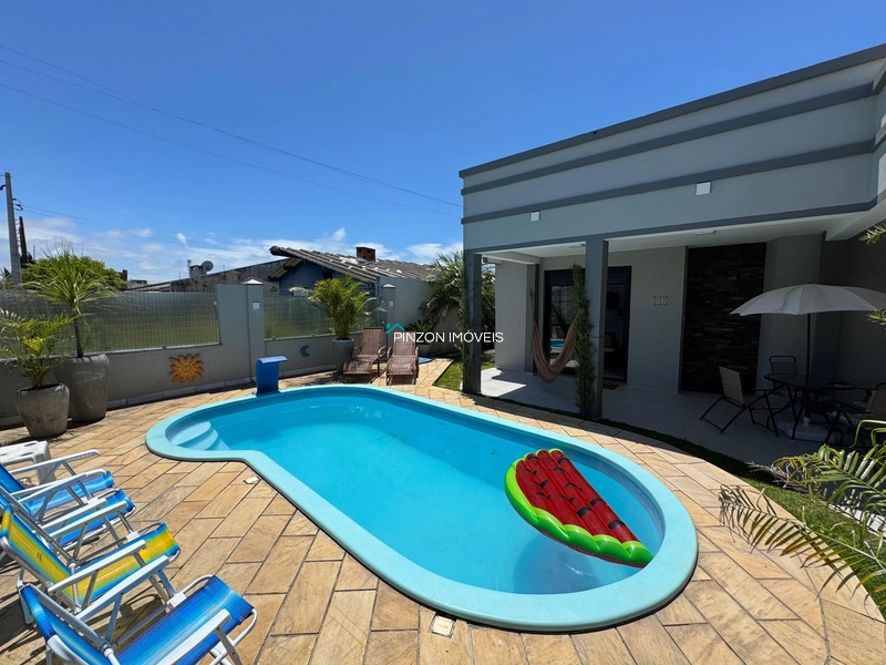 CASA COM PISCINA PRÓXIMA AO CENTRO DE ATLÂNTIDA SUL: 1ª foto da galeria de imagens do imóvel
