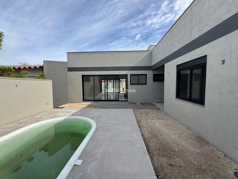 CASA COM PISCINA A 400 METROS DA PRAIA: 3ª foto da galeria de imagens do imóvel