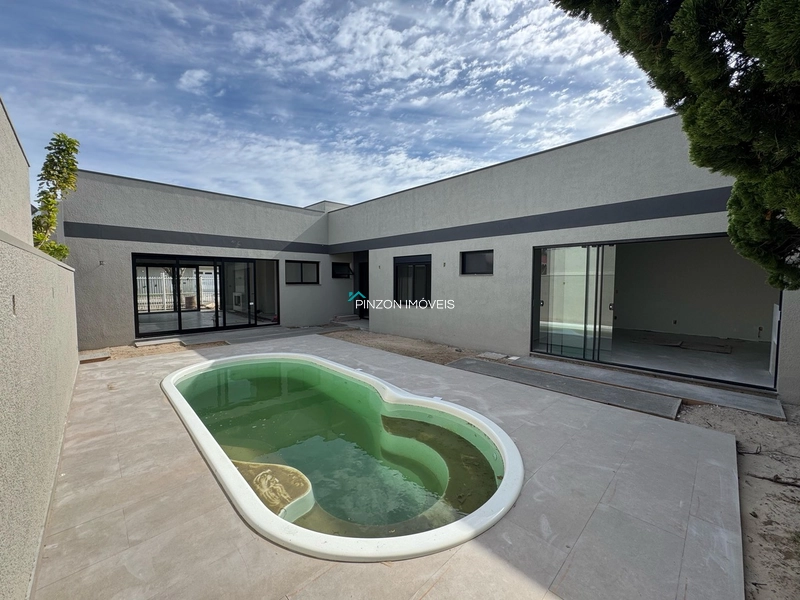 CASA COM PISCINA A 400 METROS DA PRAIA: 1ª foto da galeria de imagens do imóvel