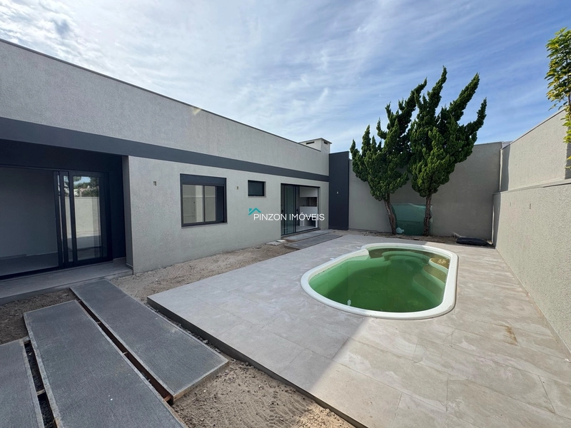 CASA COM PISCINA A 400 METROS DA PRAIA: 2ª foto da galeria de imagens do imóvel