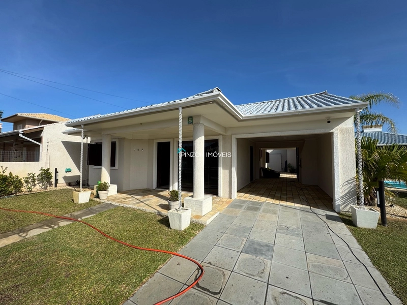CASA COM DOIS TERRENOS A 150M DA PRAIA: 1ª foto da galeria de imagens do imóvel