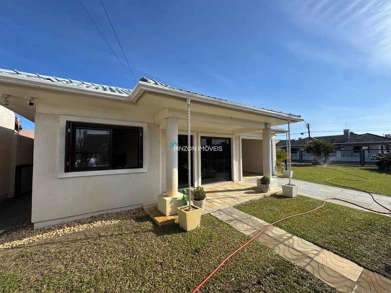 CASA COM DOIS TERRENOS A 150M DA PRAIA: 2ª foto da galeria de imagens do imóvel