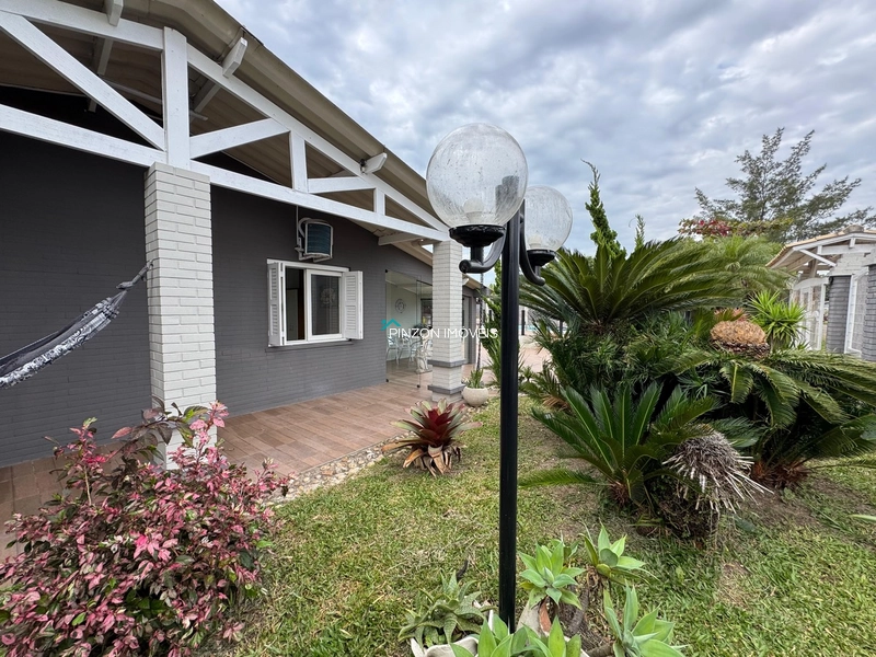 CASA COM PISCINA E DOIS TERRENOS: 2ª foto da galeria de imagens do imóvel