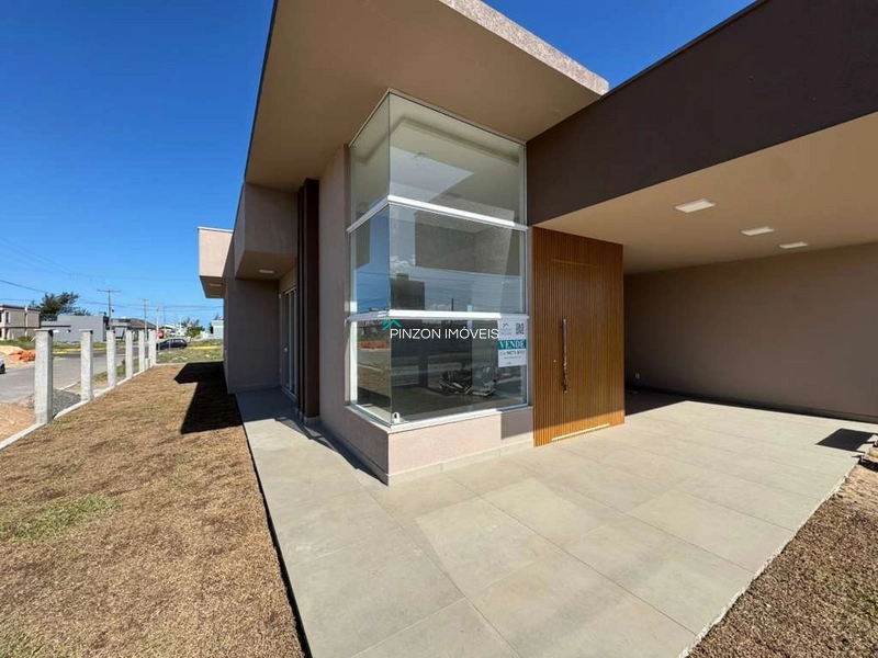 Casa nova em avenida próxima ao centro.