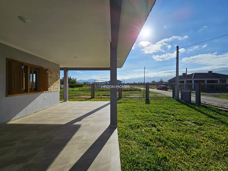 CASA DE ESQUINA COM 3 DORMITÓRIOS A 300M DO MAR EM ARROIO DO SAL: 3ª foto da galeria de imagens do imóvel