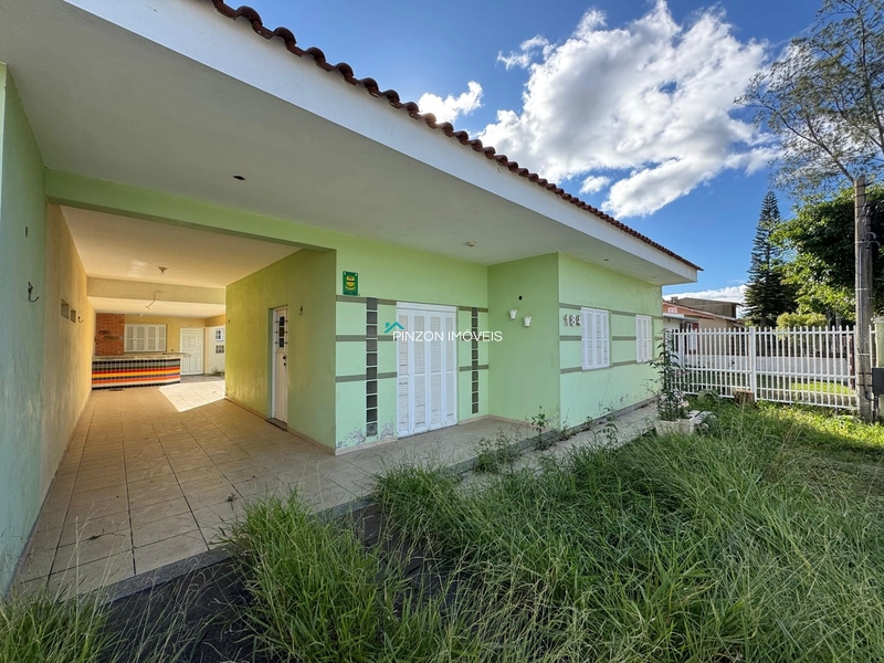 CASA COM PISCINA EM ATLÂNTIDA SUL: 1ª foto da galeria de imagens do imóvel