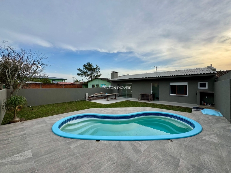 CASA COM PISCINA EM ATLÂNTIDA SUL: 1ª foto da galeria de imagens do imóvel