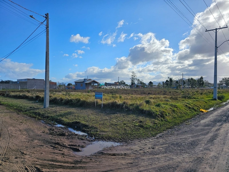 TERRENO DE ESQUINA A POUCOS METROS DO CENTRO DE ARROIO DO SAL: 1ª foto da galeria de imagens do imóvel