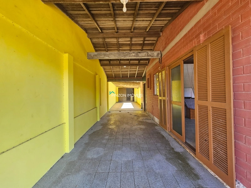SUA CASA DE VERANEIO A APENAS 100 METROS DO MAR: 4ª foto da galeria de imagens do imóvel