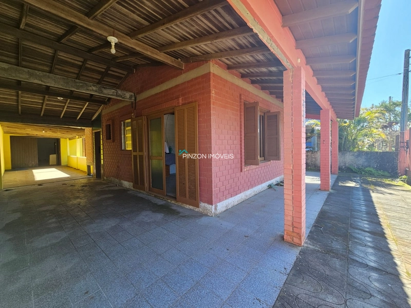 SUA CASA DE VERANEIO A APENAS 100 METROS DO MAR: 3ª foto da galeria de imagens do imóvel