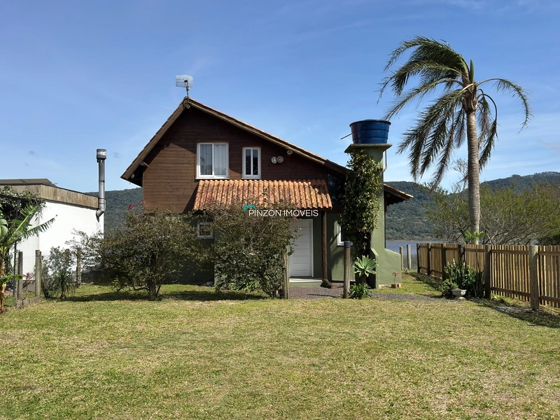 CASA NA BEIRA DA LAGOA: 1ª foto da galeria de imagens do imóvel