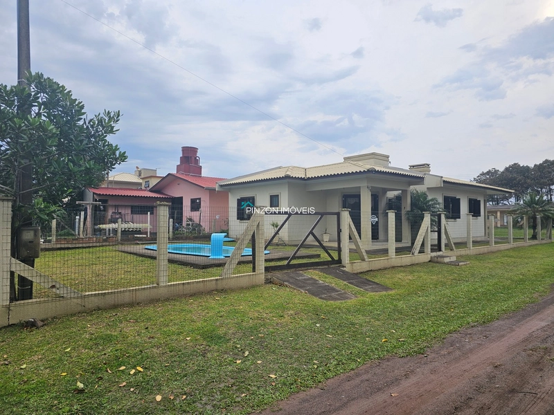 CASA COM PISCINA NO BALNEÁRIO ATLÂNTICO - ARROIO DO SAL: 2ª foto da galeria de imagens do imóvel