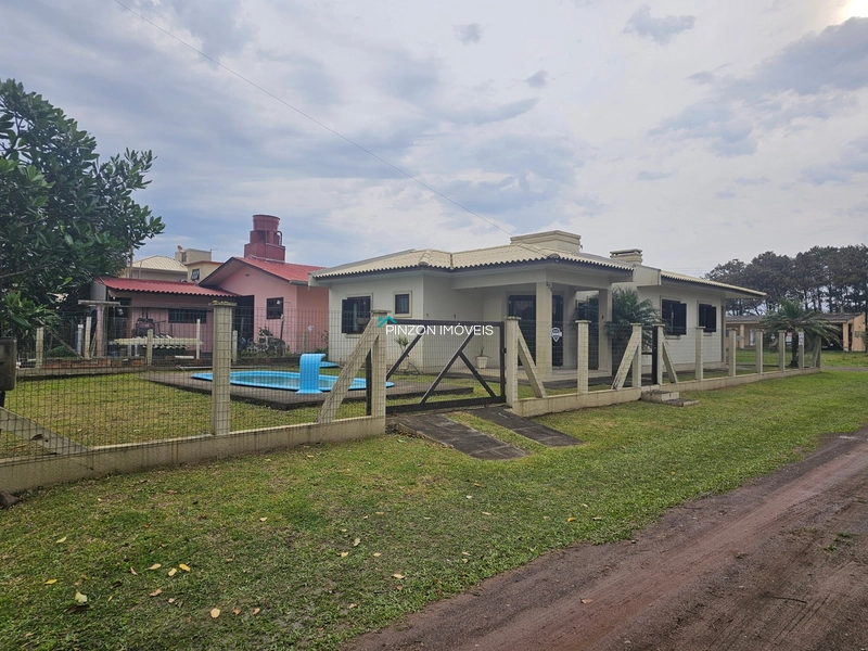 CASA COM PISCINA NO BALNEÁRIO ATLÂNTICO - ARROIO DO SAL: 3ª foto da galeria de imagens do imóvel